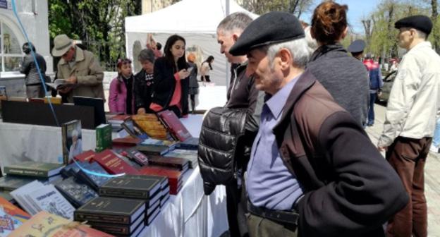 Житель Владикавказа на книжной ярмарке. 23 апреля 2018 год. Фото Эммы Марзоевой для "Кавказского узла". 