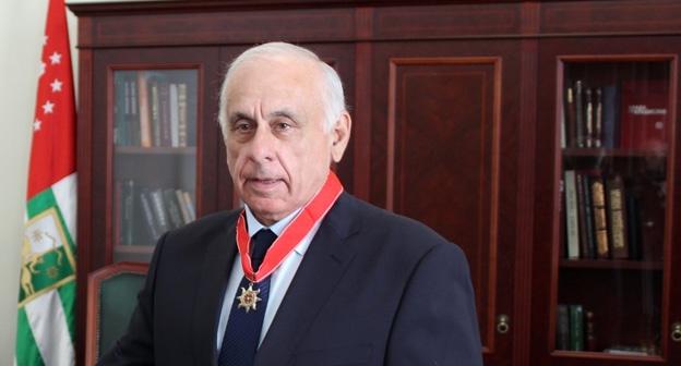 Геннадий Гагулия. ФОто пресс-службы администрации президента Абхазии. http://presidentofabkhazia.org/about/info/news/?ELEMENT_ID=5658&sphrase_id=6227182