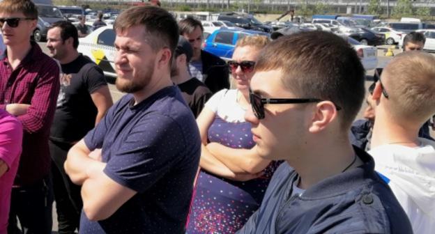 Водители такси на акции протеста перед офисом "Яндекс. Такси" в Сочи, 10 апреля 2018 год. фото: Светлана Кравченко для "Кавказского узла".