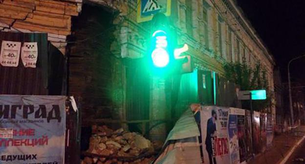 Обрушенная стена жилого дома в Астрахани. Фото http://www.astrgorod.ru/news/gorodskoy-spasatelnyy-otryad-budet-vsyu-noch-dezhurit-u-avariynogo-doma