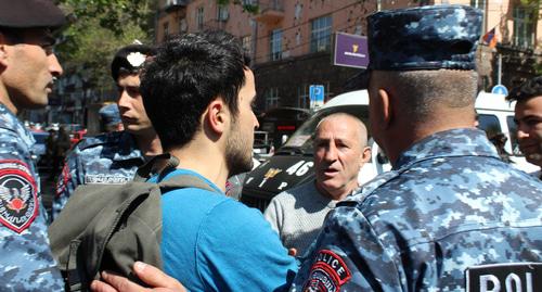 Задержание активистов на улице Еревана. Фото Тиграна Петросяна для "Кавказского узла"