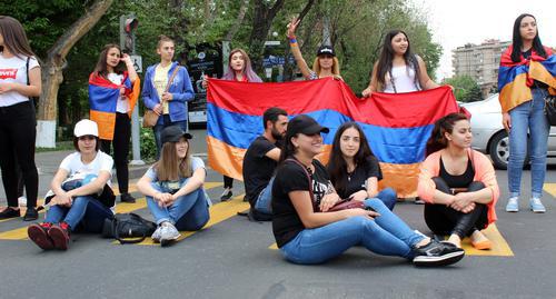 Студенты на улице Еревана. 29 апреля 2018 года. Фото Тиграна Петросяна для "Кавказского узла".