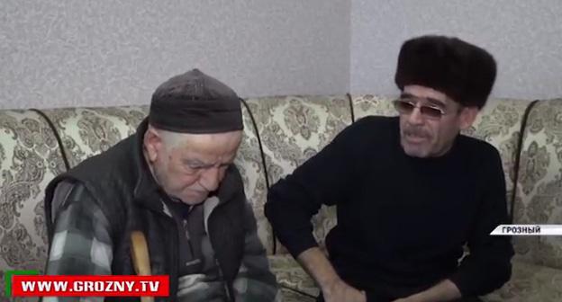 Зелимхан Абдурахманов и Мовлди Абдурахманов. Кадр из видеосюжета ЧГТРК "Грозный" https://grozny.tv/news.php?id=26500