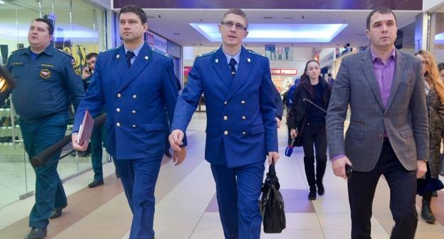 Проверка пожарной безопасности в волгоградском ТЦ "Диамант". Фото Виктора Ястребова. https://v1.ru/text/gorod/425124029612035.html