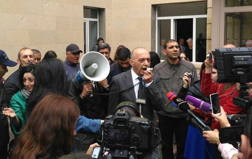 Ректор Ширакского университета обращается к протестующим. 5 мая 2018 года. Фото Гора Алексаняна для "Кавказского узла"
