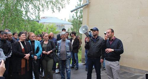 Уволенный преподаватель университета Ованнес Хорикян выступает на акции. Фото Гора Алексаняна для "Кавказского узла". 