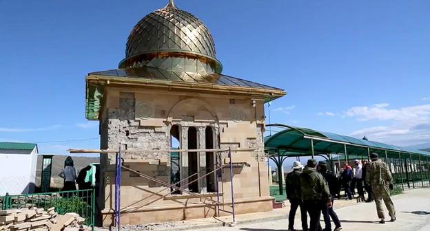 Последствия взрыва у могилы шейха Чиркейского. Фото  пресс-службы муфтията РД