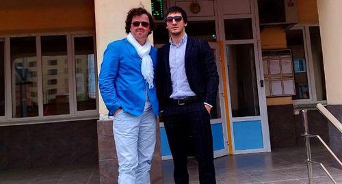 Александр Караваев (слева) и Альберт  Хамхоев возле суда.  Фото предоставленно адвокатом Александром  Караваевым.
