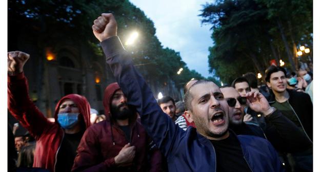 Участники акции протеста "За наши права". Тбилиси, 13 мая 2018 года. Фото: REUTERS/David Mdzinarishvili