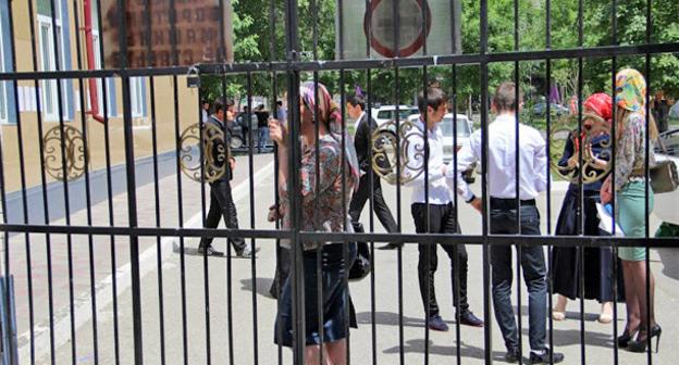Ученики возле школы в Грозном. Фото Магомеда Магомедова для "Кавказского узла"