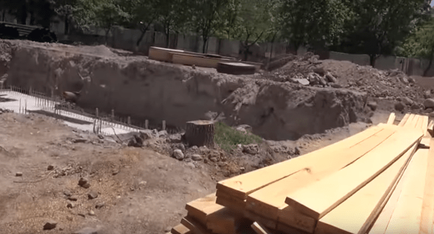 Реконструкция парка в Ереване. 18 мая 2018 года. Фото Армине Мартиросян для "Кавказского узла"