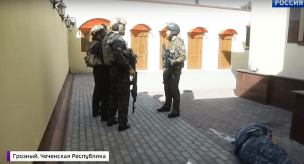 Силовики у храма Архангела Михаила в Грозном. Кадр видеосюжета канала Россия-1 https://www.youtube.com/watch?v=hVMhdeHJlyc