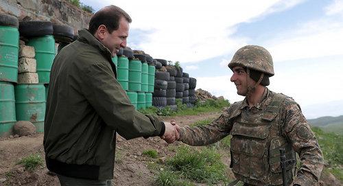 Министр обороны РА Давид Тоноян на передовой 
© Фото: official site of the Ministry of Defence of RA
