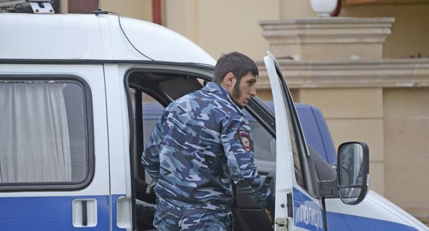 Сотрудник полиции возле церкви Архангела Михаила в Грозном. 19 апреля 2018 г. Фото: REUTERS/Said Tsarnayev