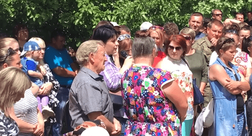 Митинг жителей Псебая, организованный 18 мая в связи с убийством Натальи Дмитриевой. Кадр видео CrashNewsOrg https://www.youtube.com/watch?v=JKmhSIv8Hbc
