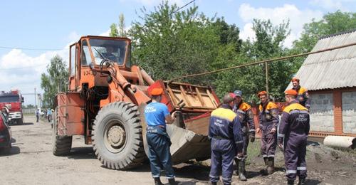 Сотрудники МЧС участвуют в аварийно-восстановительных работах в пострадавшем от подтопления селении Цалык Правобережного района Северной Осетии. Фото: Пресс-служба Главное управление МЧС России http://15.mchs.gov.ru