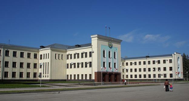 Дома правительства Карачаево-Черкесии. Фото: Пресс-служба информационного агентства "Грозный-Информ" http://grozny-inform.ru/news/politic/77630/