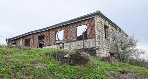 Брошенный дом в селе Чарыглы. Фото © Sputnik / Murad Orujov
https://ru.sputnik.az/karabakh/20171111/412709283/obstrel-karabah-pulemety-okkupirovannye-rajony.html