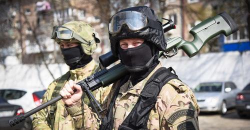 Сотрудники Нацгвардии. Фото Елены Синеок, Юга.ру