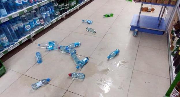 Во время землетрясения в Азербайджане в магазинах от вибрации с полок попадали товары.
Фото
https://www.facebook.com/zaqatalanews/