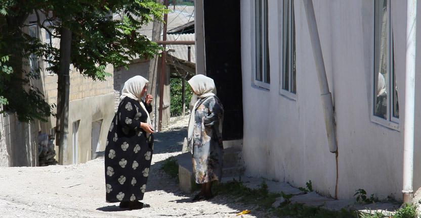 Женщины общаются на улице в Губдене. Фото Дениса Соколова для "Кавказского узла".