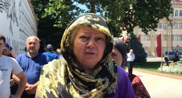 Митинг жильцов многоэтажных домов на центральной площади Махачкалы. 6 июня 2018 года. Кадр из видео "Кавказского узла"
