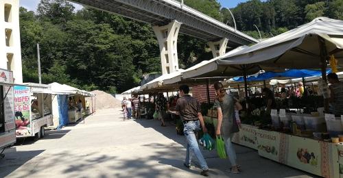 Новая ярмарка в Сочи разместилась под виадуком. Фото Светланы Кравченко для "Кавказского узла", 