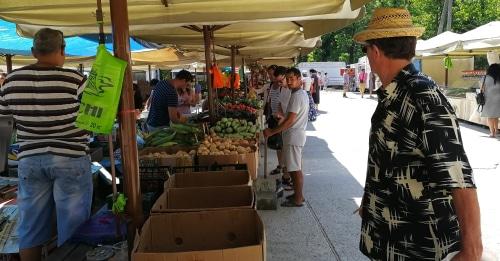 Немногочисленные покупатели на временной ярмарке в Сочи. Фото Светланы Кравченко для "Кавказского узла".