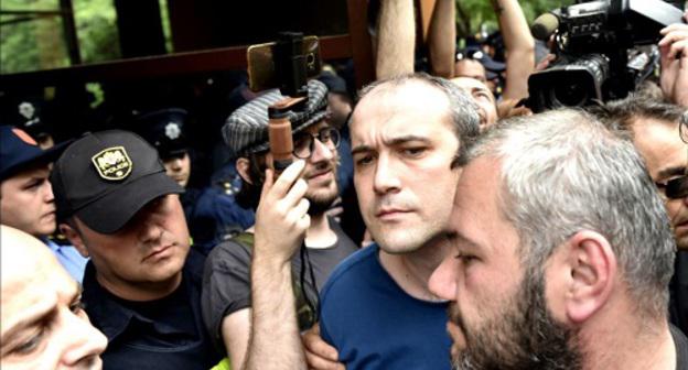 Звиад Куправа и Заза Саралидзе на акции протеста. Фото Mzia Saganelidze (RFE/RL)