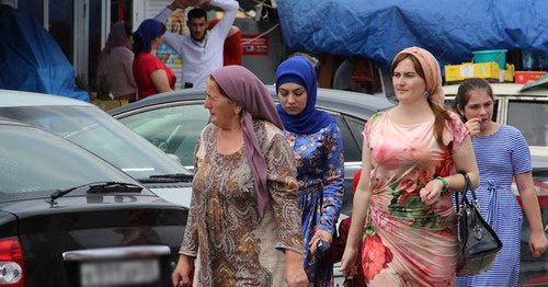 Жители Грозного в канун празднования Ураза-байрама. 16 июля 2015 г. Фото Магомеда Магомедова для "Кавказского узла"
