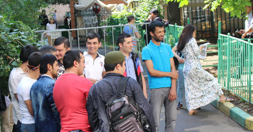 Верующие общаются после праздничной молитвы. Фото Мурада Шихахмедова для "Кавказского узла"