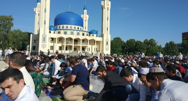 Намаз под открытым небом в Майкопе. 15 июня 2018 года. Фото предоставлено "Кавказскому узлу" Эльдаром Чеужем.