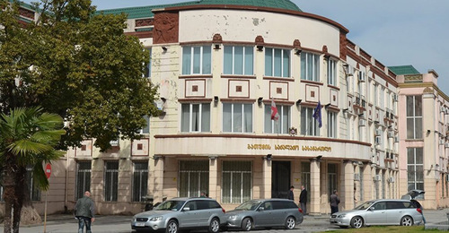 Батумский горсуд. Фото: Sputnik / Seyran Baroyan
https://sputnik-georgia.ru/society/20171013/237736152/Grabezh-v-odezhde-Santa-Klausa-obvinjaemogo-posadili-v-Gruzii.html