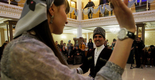 Чеченский танец. Фото: REUTERS/Maxim Shemetov