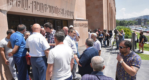 Демонстранты у здания мэрии Фото Sputnik / Aram Nersesyan
https://ru.armeniasputnik.am/politics/20180625/12865324/taron-markaryan-dolzhen-ujti---chem-zavershilas-akciya-protiv-mehra-erevana.html