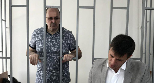 Оюб Титиев и адвокат Петр Заикин в суде. Фото: пресс-служба ПЦ "Мемориал"