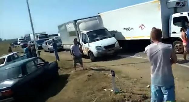 Жители кубанской станицы Новокорсунской, чьи дома пострадали от града, перекрыли трассу, требуя компенсаций. 3 июля 2018 г. Кадр из видео пользователя Туподар Краснодар https://www.youtube.com/watch?v=-eJZMFOMBJ4