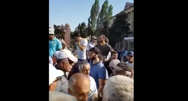 Стихийный митинг жителей Избербаша. 3 июля 2018 года. Скриншот с видео https://www.youtube.com/watch?v=98e1eqcGvNA