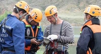 Спасатели в горах. Фото http://09.mchs.gov.ru/operationalpage/operational/item/7149439/