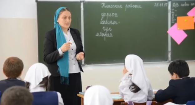 Урок одной из школ Чечни. Скриншот с видео https://www.instagram.com/p/BcAEnk1FFsq/?taken-by=ibaykhanov
