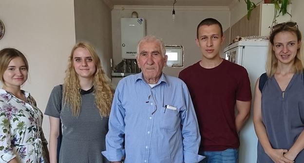 Участники экспедиции Высшей школы экономики в доме у репатрианта из Сирии. Фото: Алиса Шишкина 