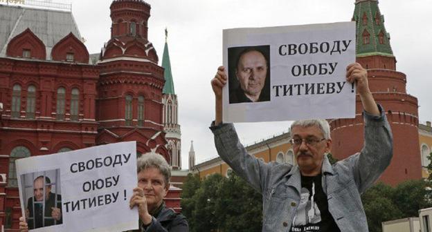 Светлана Ганнушкина и Олег Орлов во время одиночных пикетов на Манежной площади. 9 июля 2018 г. Фото: Пресс-служба ПЦ "Мемориал"