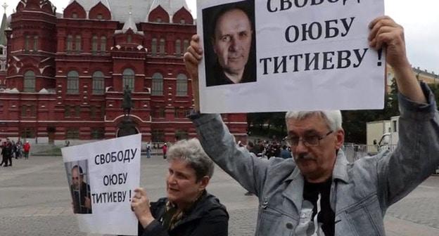 Пикет Олега Орлова и Светланы Ганнушкиной. Москва, 9 июля 2018 г. Кадр из видео пользователя ПЦ "Мемориал" https://www.youtube.com/watch?reload=9&v=NcP0AEQOyJ0

