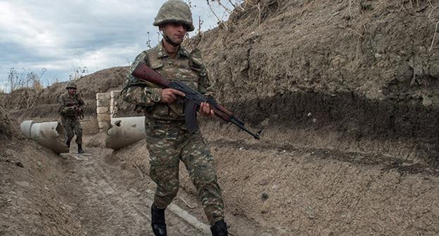 На линии соприкосновения в Нагорном Карабахе. Фото © Sputnik / Илья Питалев https://ru.armeniasputnik.am/karabah/20180501/11780219/v-karabahe-vnov-nablyudaetsya-aktivnost-azerbajdzhanskih-vs.html