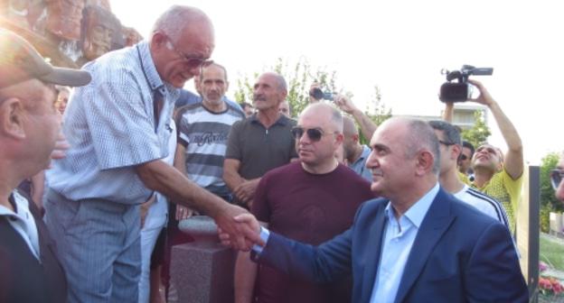 Самвел Бабаян встречается со своими сторонниками в Степанакерте 10 июля 2018 года. Фото Алвард Григорян для "Кавказского узла".