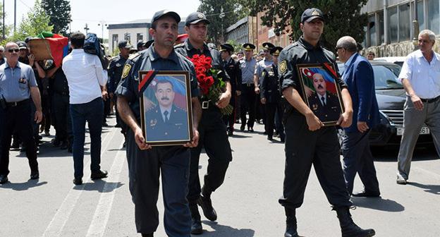 Церемония прощания с сотрудниками полиции, погибшими в ходе прекращения беспорядков в Гяндже. Фото © Sputnik / İlham Mustafa
https://ru.sputnik.az/azerbaijan/20180711/416156503/ganja-azerbaijan-policija-proshhanie-ceremonija.html