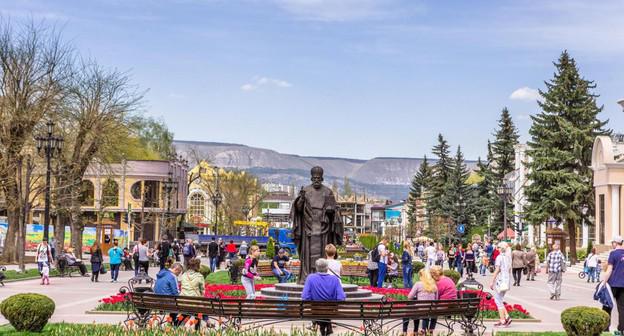 Кисловодск, курортный бульвар
Фото: Елена СМИРНОВА, http://www.stapravda.ru/20180424/grozyat_li_shtrafy_otdyhayuschim_zabyvshim_zaplatit_kurortnyy_sb_119838.html