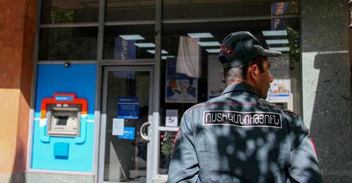 Отделение Converse Bank в Ереване. Фото © Sputnik / Karen Yepremyan https://ru.armeniasputnik.am/incidents/20171016/9072092/razbojnoe-napadenie-na-converse-bank-v-erevane-raskryto.html