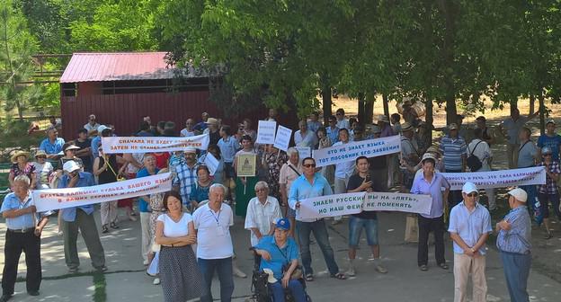 Участники митинга против законопроекта о добровольном изучении национальных языков. Элиста, 14 июля 2018 года. Фото Бадмы Бюрчиева для "Кавказского узла".