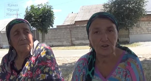 Жительницы улицы Кумахова в селе Второй Лескен. Скриншот с видео https://www.youtube.com/watch?v=VwGPtL8ygxw